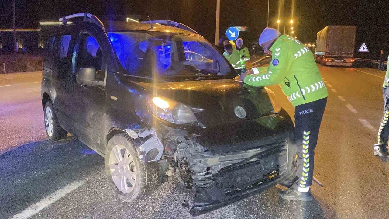 Çorum'da otomobil ile hafif ticari araç çarpıştı: 3'ü çocuk 5 yaralı