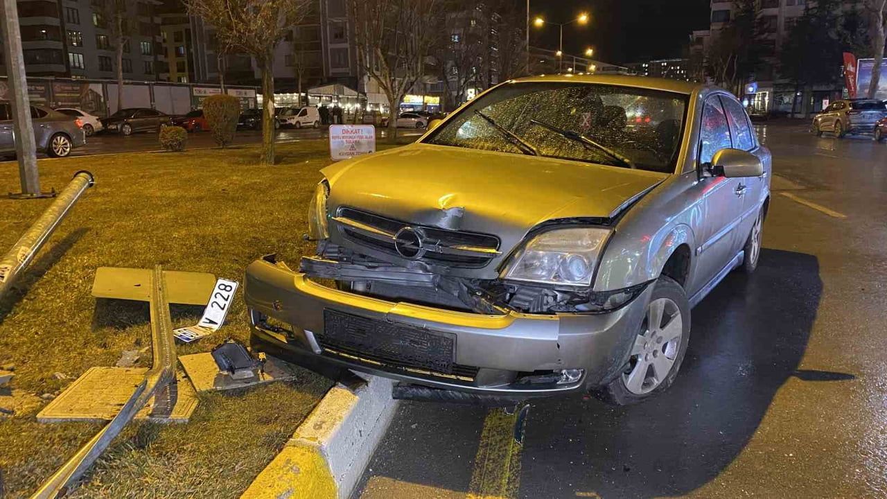 Çorum'da otomobil sinyalizasyon direğine çarptı: 1 yaralı