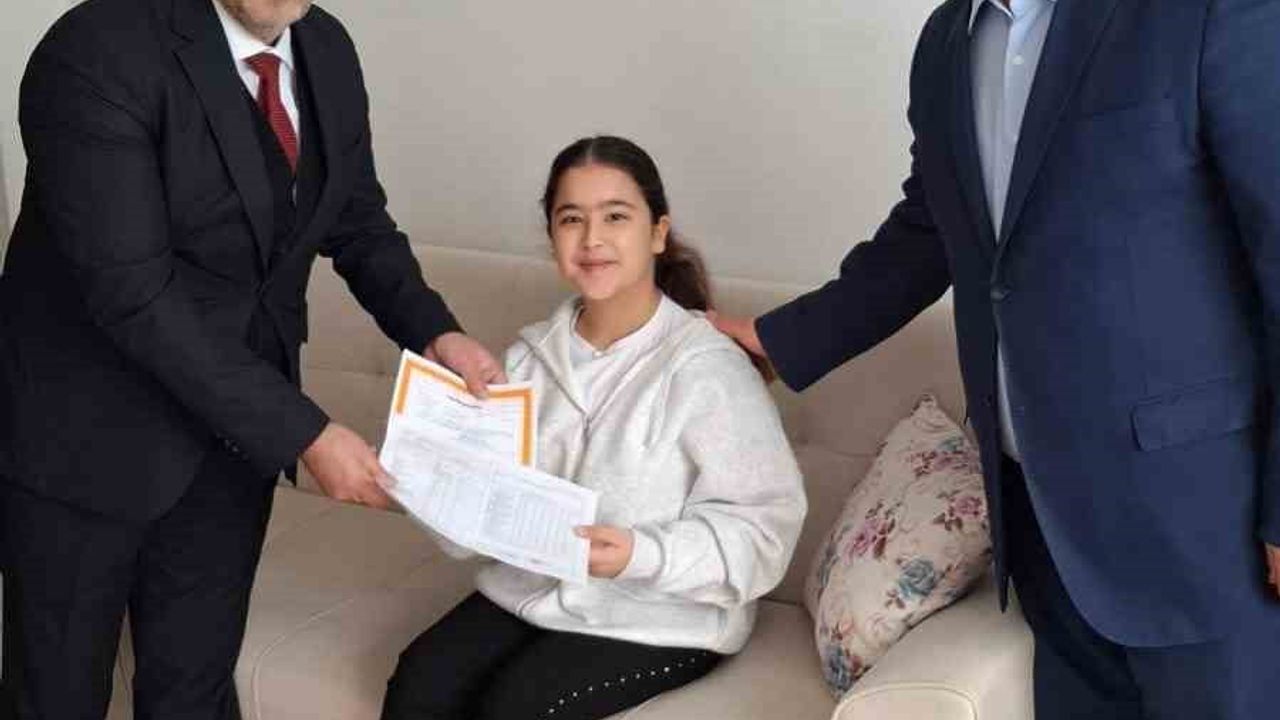 Çorum İl Milli Eğitim Müdürü, evde eğitim alan öğrencinin karnesini teslim etti