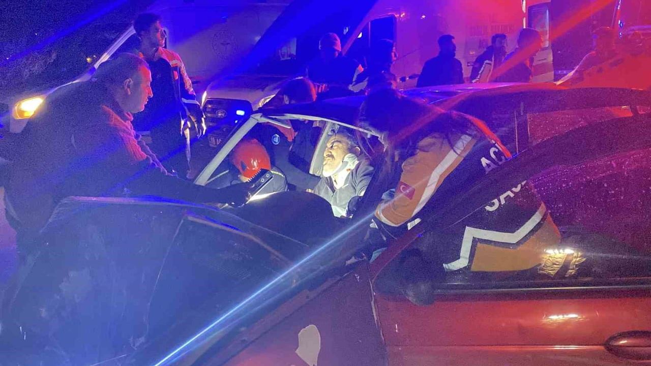 Çorum-İskilip yolunda iki otomobil çarpıştı: 8 yaralı