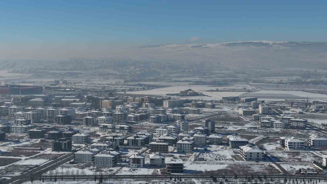Çorum Millet Bahçesi karla kaplandı, kartpostallık görüntüler oluştu