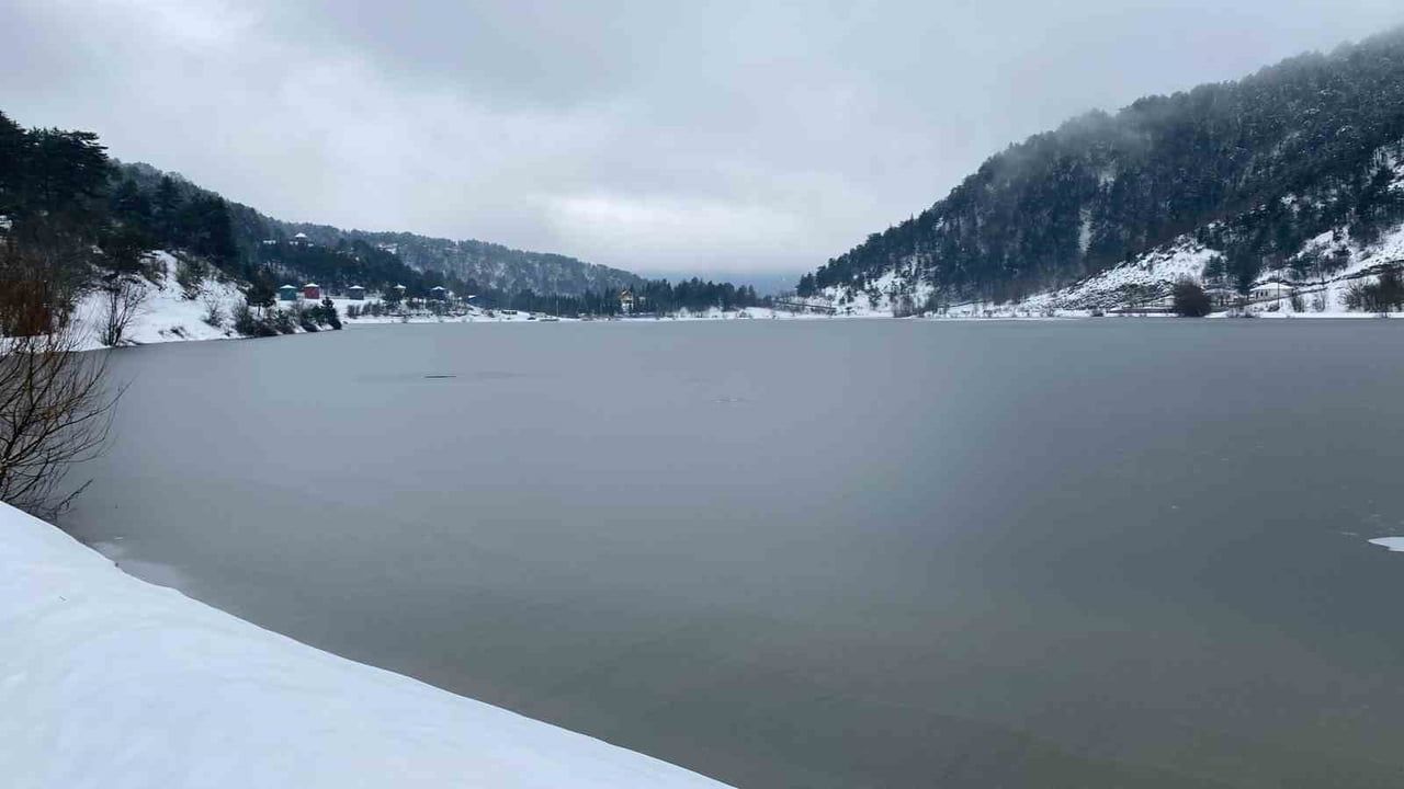 Çubuk Gölü Tabiat Parkı'nda göl yüzeyi buz tuttu