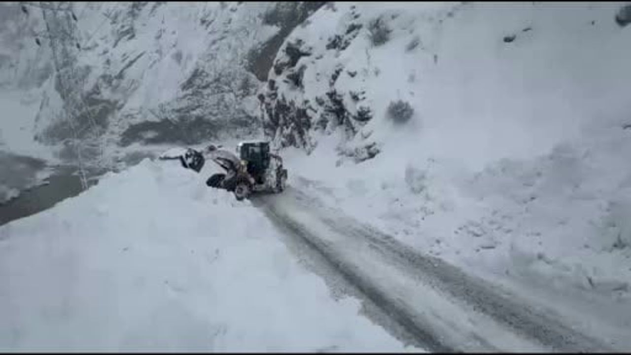 Çukurca kara yolunda zorlu çığ temizliği