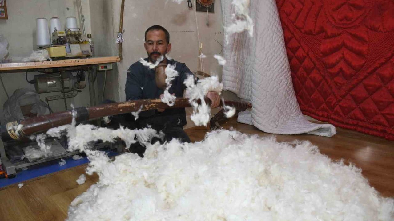 Çukurova'nın Son Hallaç Ustası: Erol Ayaz 33 Yıldır Yün ve Pamuğu İşliyor