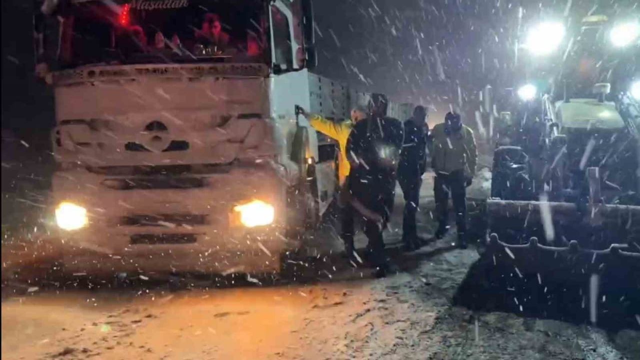 D-400 Karayolu Yoğun Kar Nedeniyle Kapandı; Polis ve Jandarma Yardım Etti