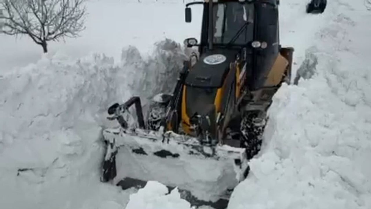 Darende Belediyesi karla mücadelede 7/24 görevde