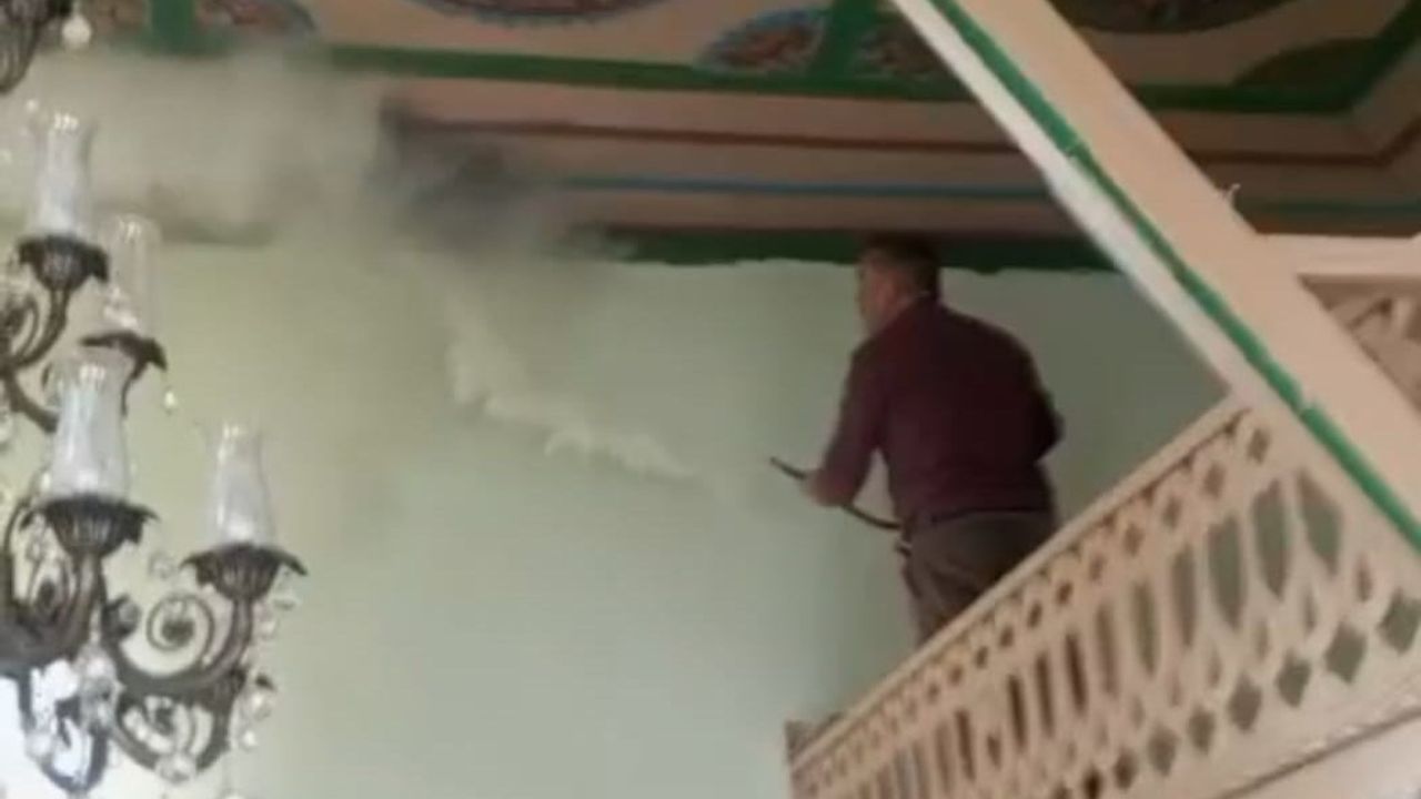 Darende'de cami çatısında yangın: İtfaiye müdahalesiyle söndürüldü