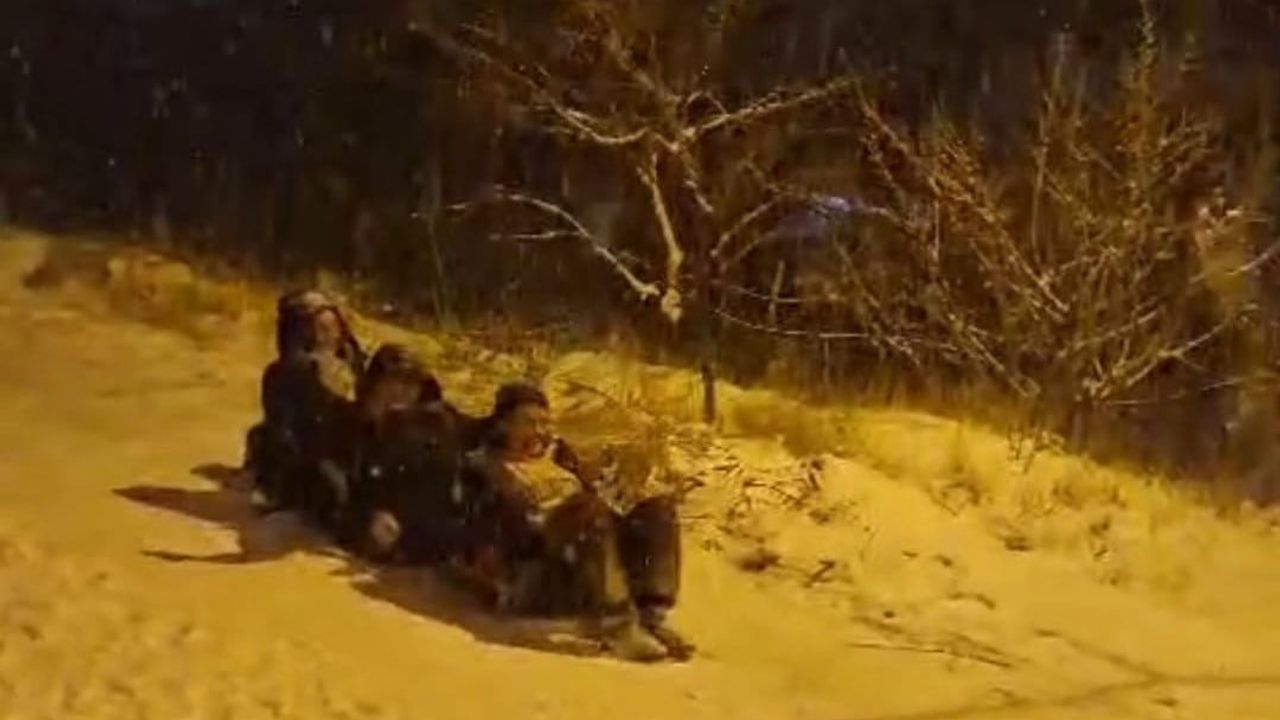 Darende'de kar keyfi: Poşet ve kartonla kayış