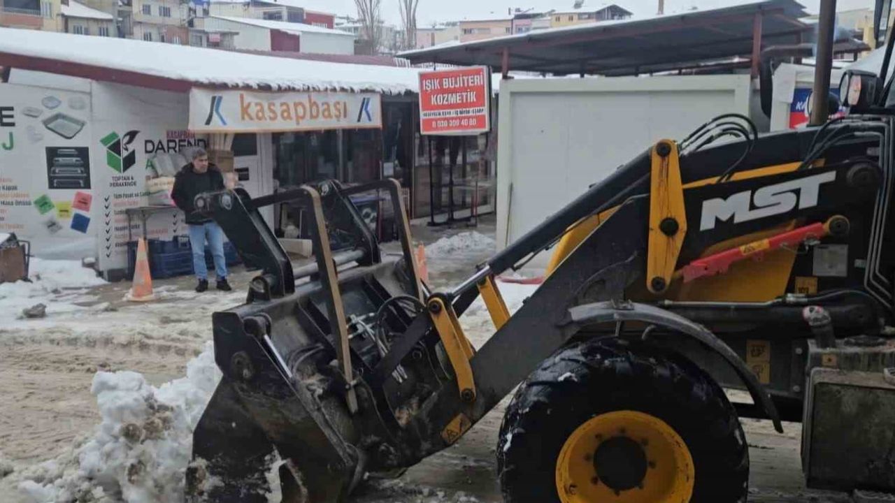 Darende'de karla mücadele 7/24 sürüyor