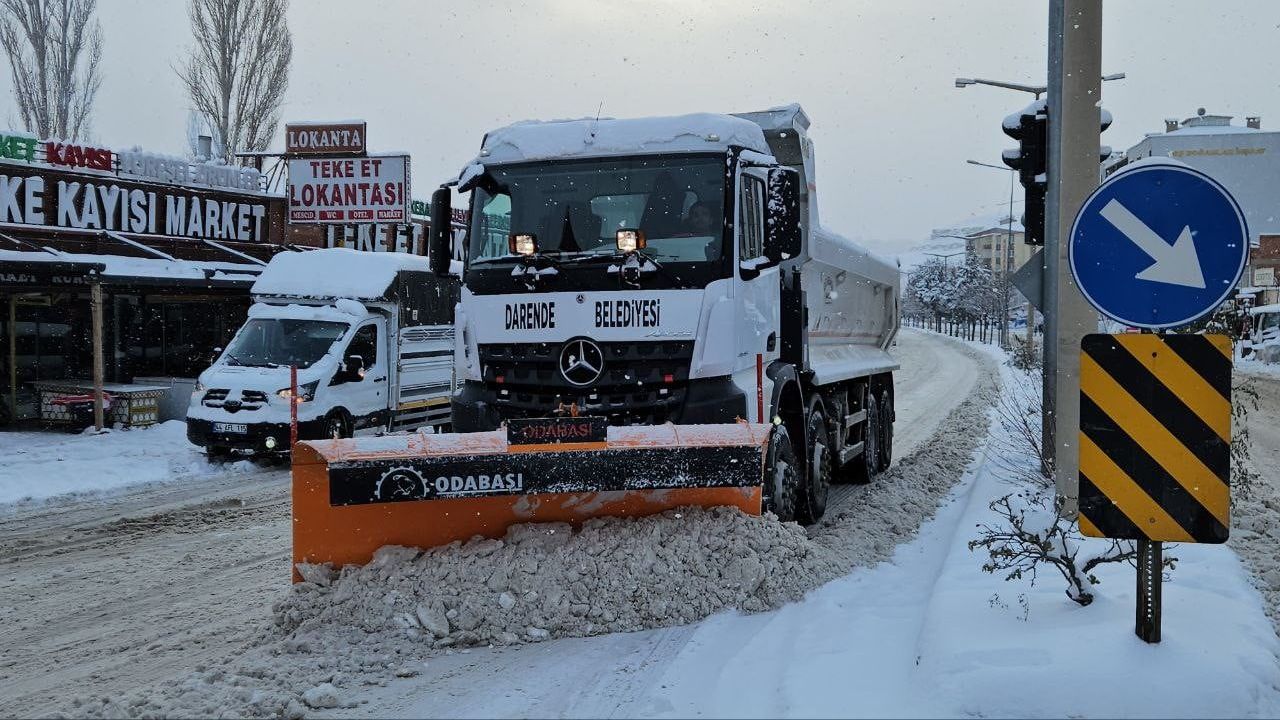 Darende'de karla mücadele aralıksız sürüyor