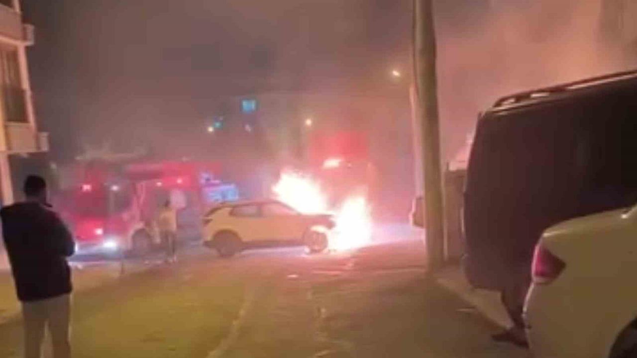 Darıca'da park halindeki araç alev aldı, 2 otomobil zarar gördü