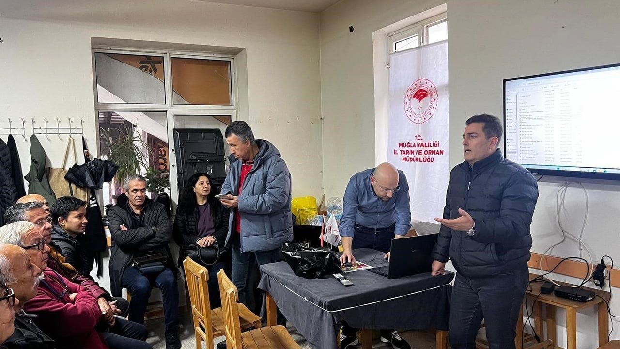 Datça Çeşme'de badem üreticilerine 'Badem Hastalık ve Zararlıları' eğitimi