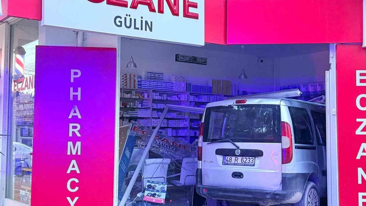 Datça'da fren yerine gaza basan sürücü iş yerine daldı