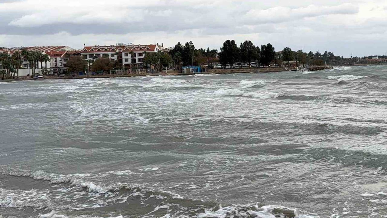 Datça'da kuvvetli fırtına ve sağanak yağış