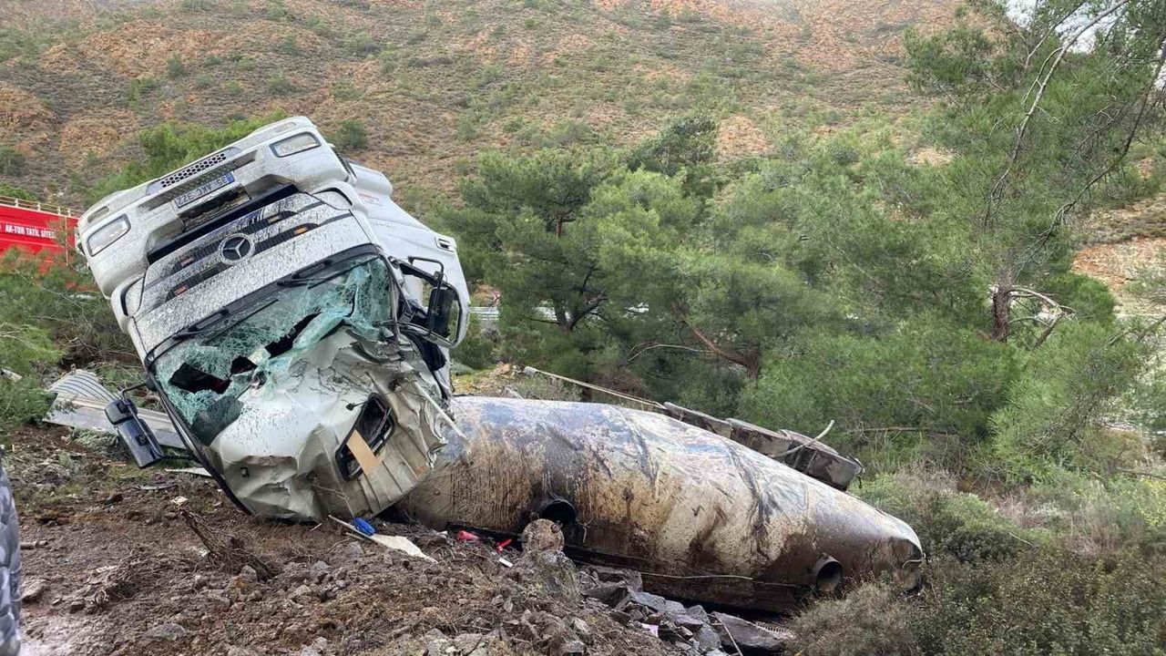 Datça'da virajı alamayan tır devrildi: 1 yaralı