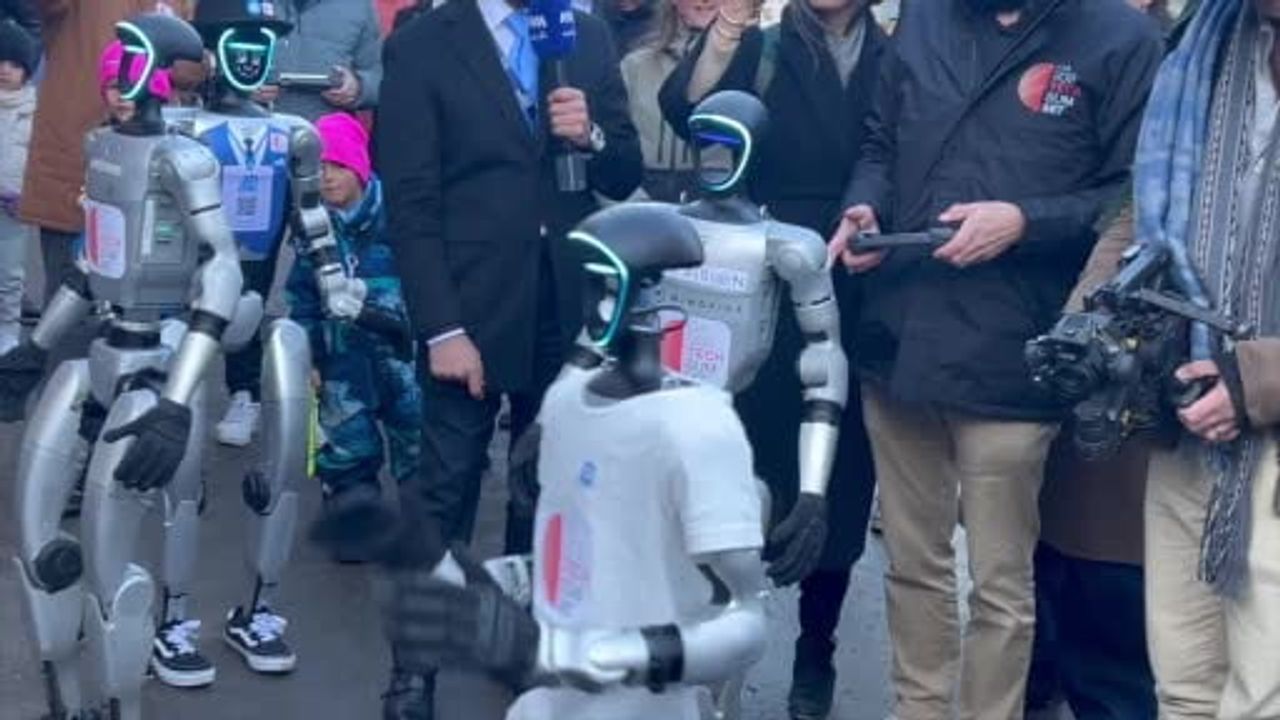 Davos'ta Çinli robotların sokak dansı ilgi çekti