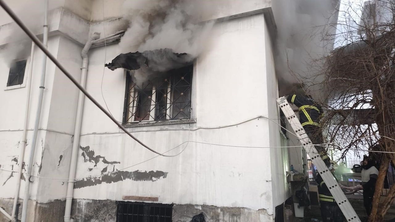 Defne'de 2 katlı müstakil evde yangın kontrol altına alındı