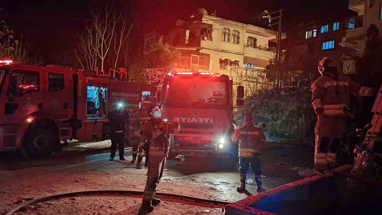 Defne'de boş apartman dairesi yangında kullanılamaz hale geldi