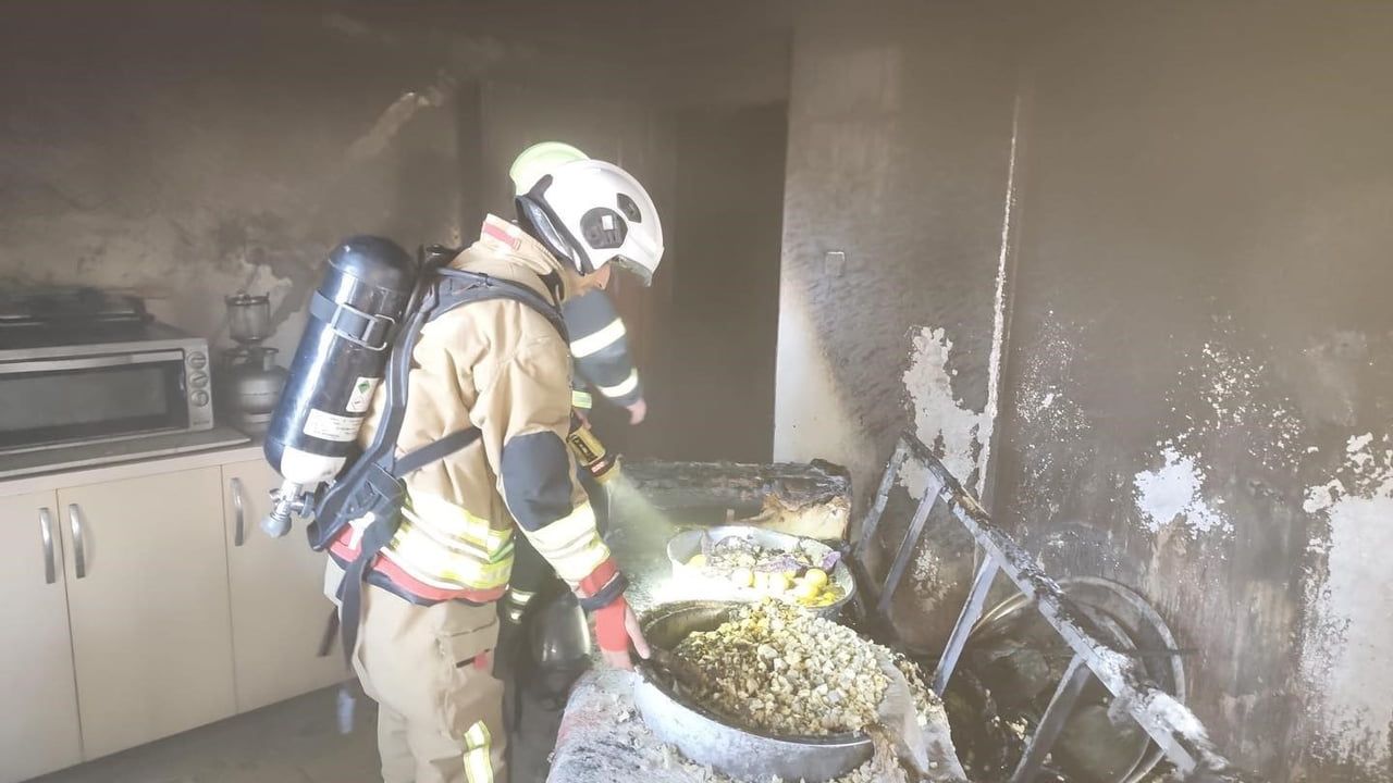 Defne'de giriş katında çıkan yangın evi kullanılamaz hale getirdi