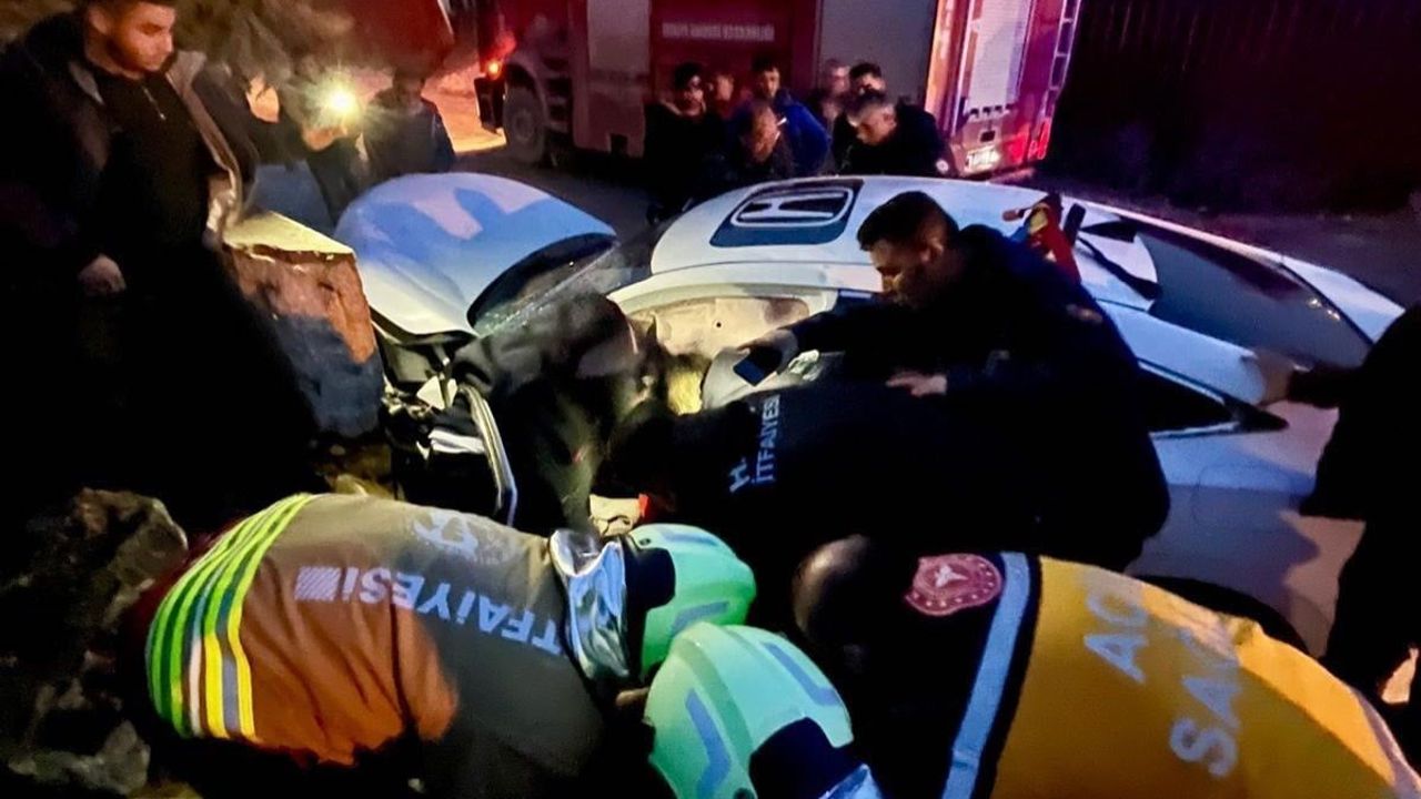 Defne'de şarampole devrilen otomobil: 2 yaralı