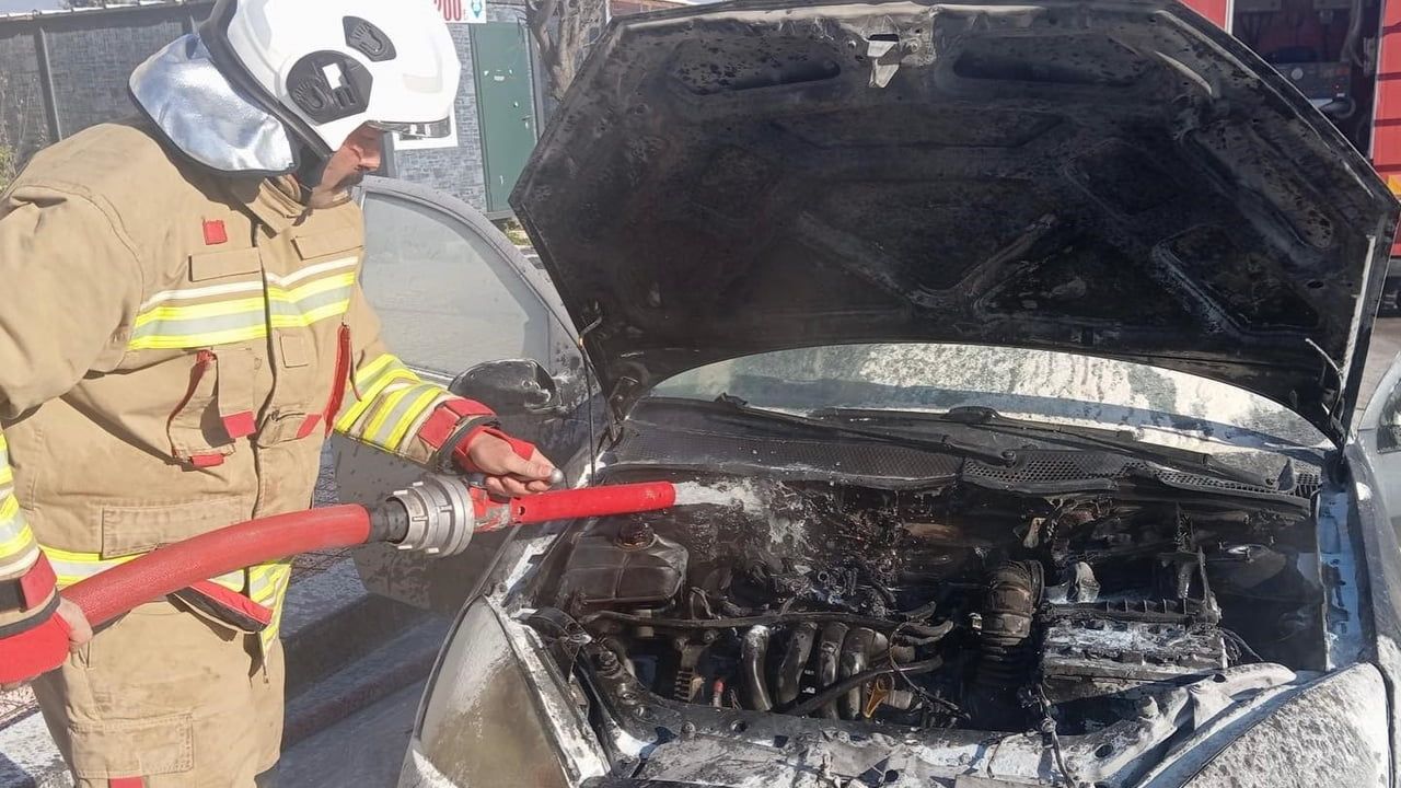 Defne'de seyir halindeki otomobilin motorunda yangın