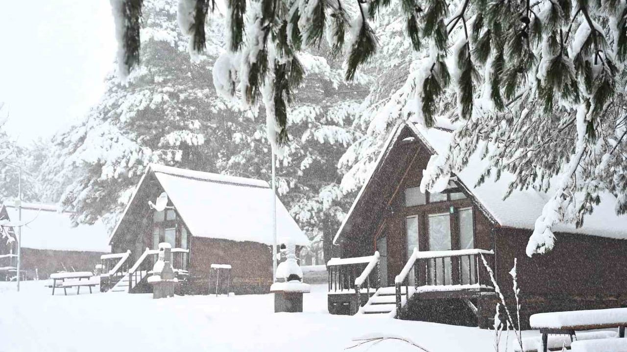 Demirci'de kar coşkusu: yaylalar ziyaretçilerle doldu
