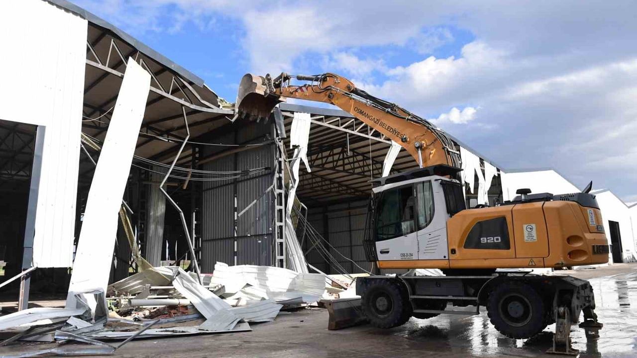 Demirtaş'ta tarım arazisine izinsiz yapılmış depolar yıkıldı