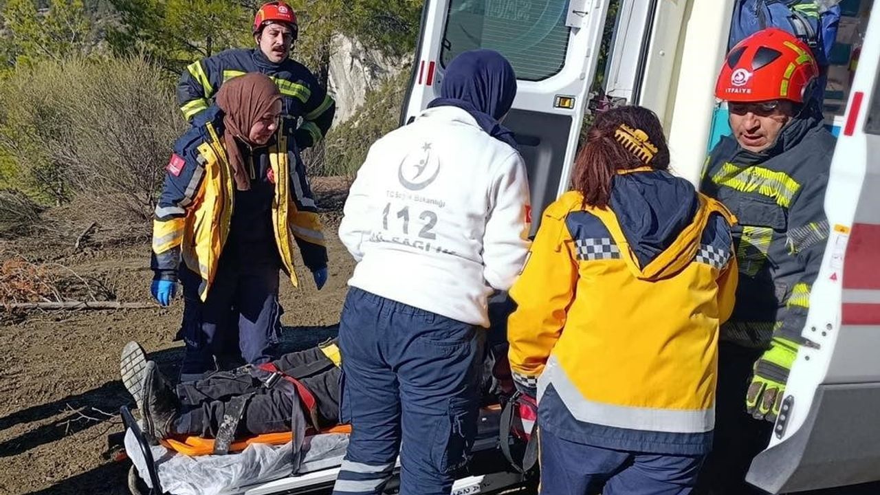 Denizli'de devrilen traktör sürücüsü itfaiye tarafından kurtarıldı