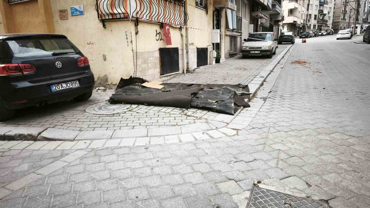 Denizli’de gece rüzgârı: çatılar uçtu, ağaçlar devrildi