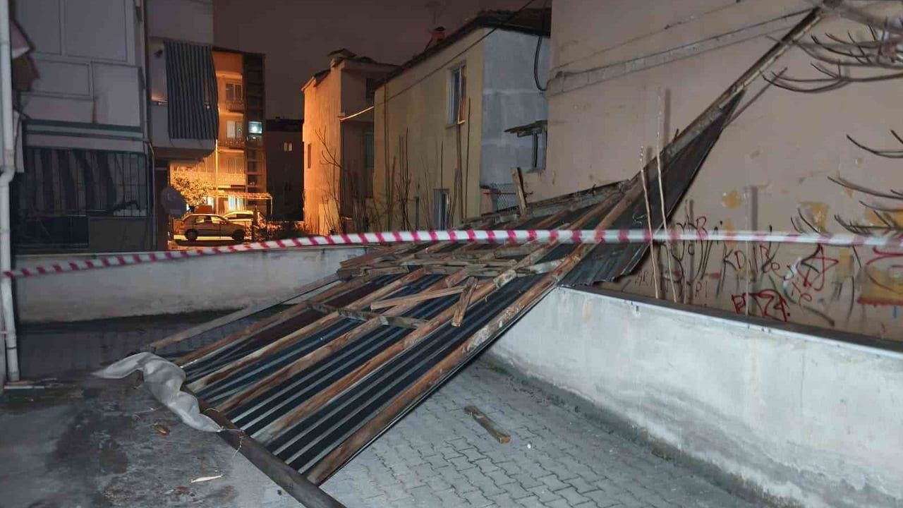 Denizli'de kuvvetli rüzgar ağaçları devirdi, çatılar uçtu