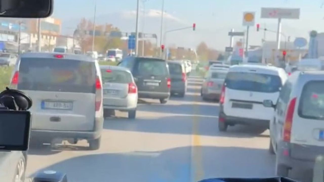 Denizli'de sürücüler ambulansa fermuar sistemiyle yol açtı