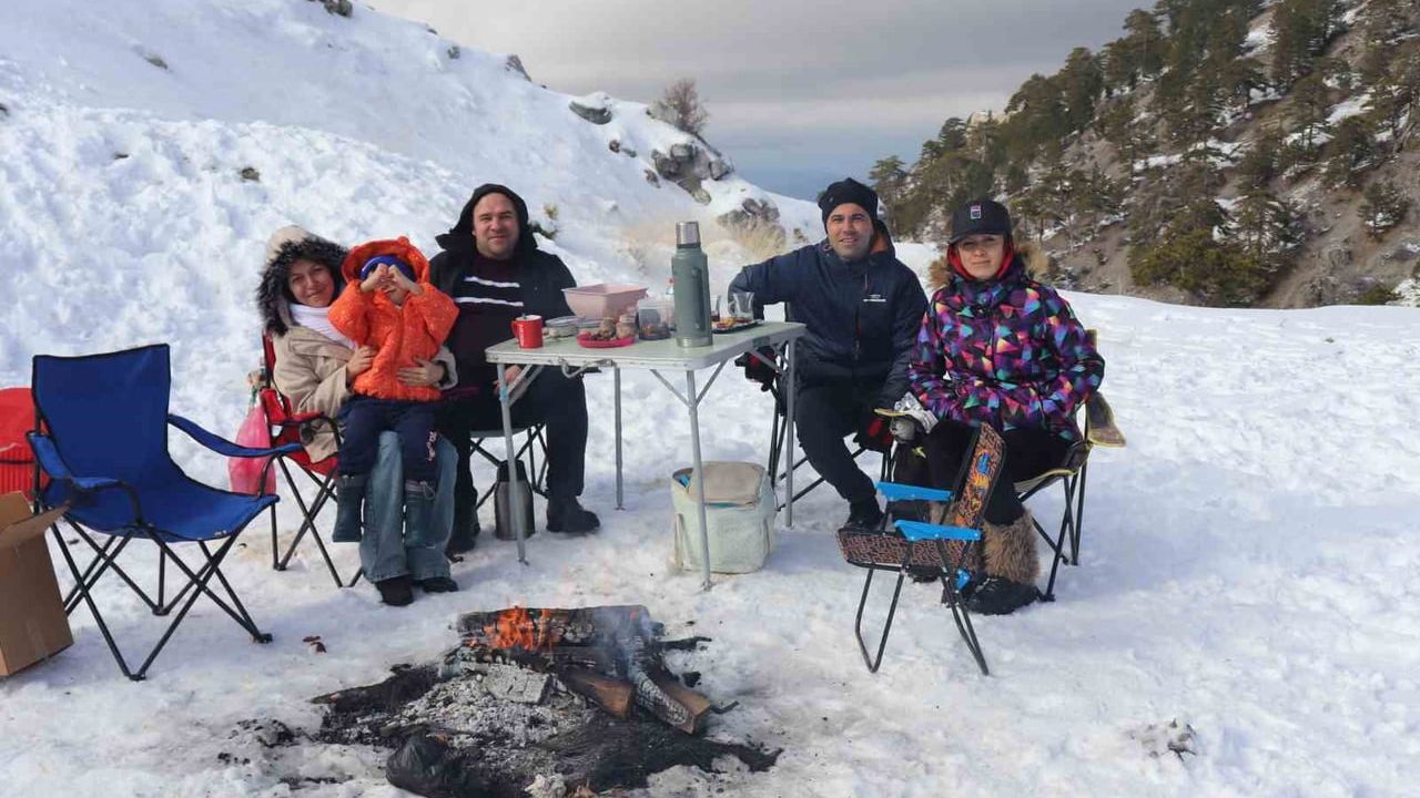 Denizli Nikfer Kayak Merkezi'nde Hafta Sonu Yoğunluğu