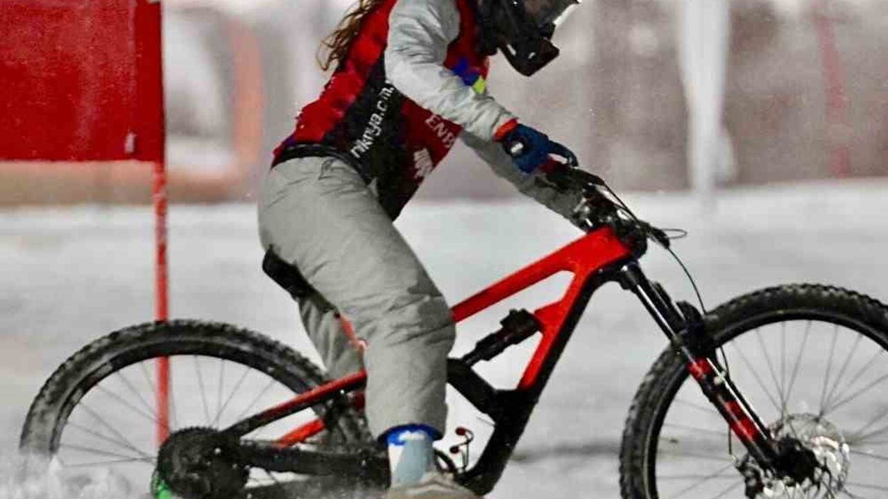 Denizlili İremsu Çağlar Palandöken’de Snow Bike Şampiyonluğunu Kazandı