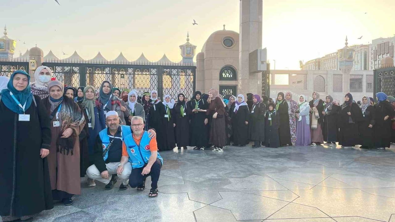 Denizlili kadın umreciler Medine'de Ravza ziyaretiyle duygulandı