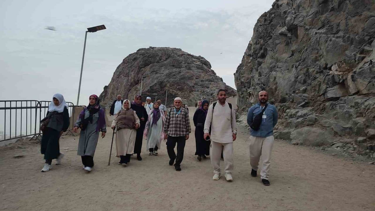 Denizlili Umreciler Hira Nur Dağı Zirvesinde Sabah Namazı Kıldı