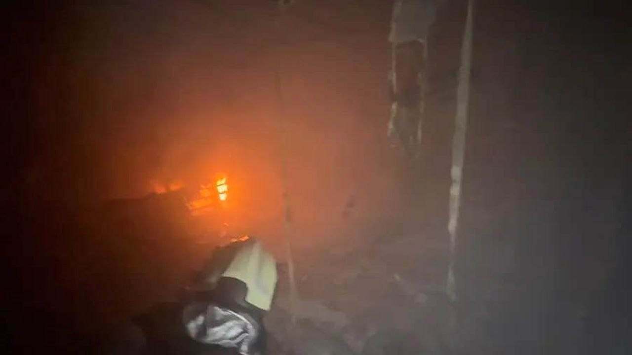 Depremde evi yıkılan aile, çıkan yangında bir kez daha yuvasız kaldı