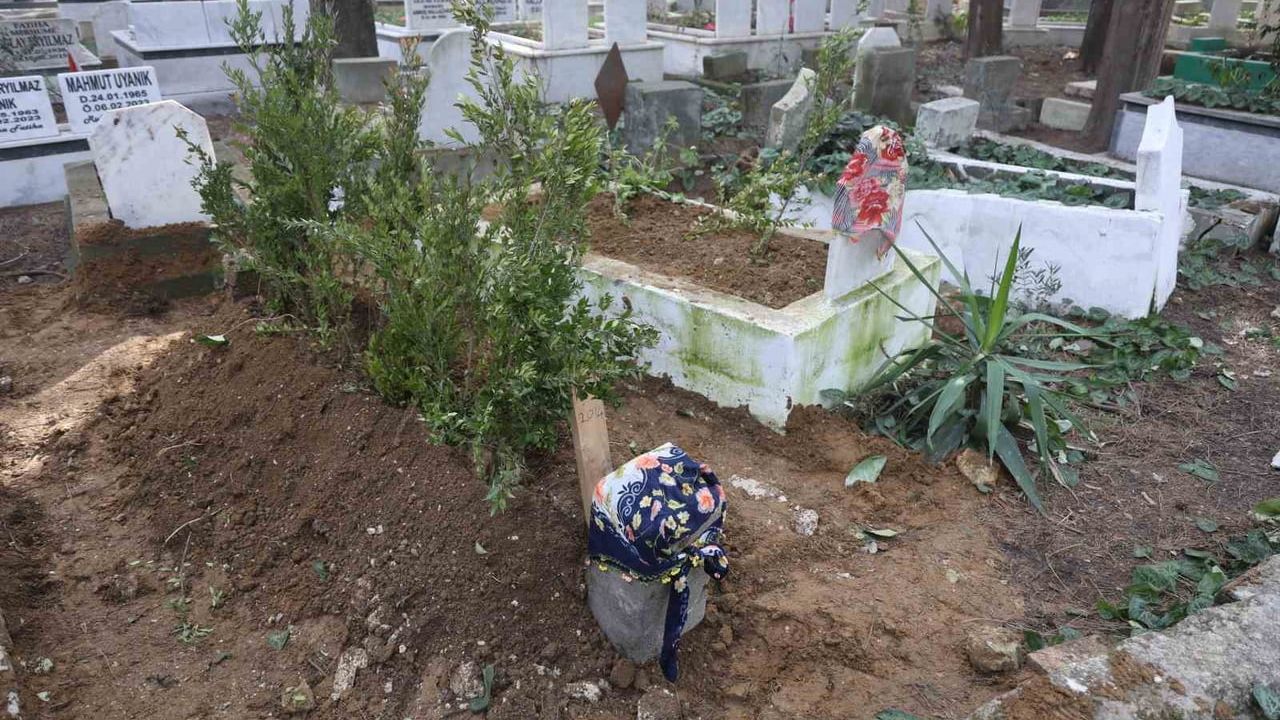 Depremde kaybolan kız kardeşinin mezarı bulundu, anne ve babasının yanına taşındı