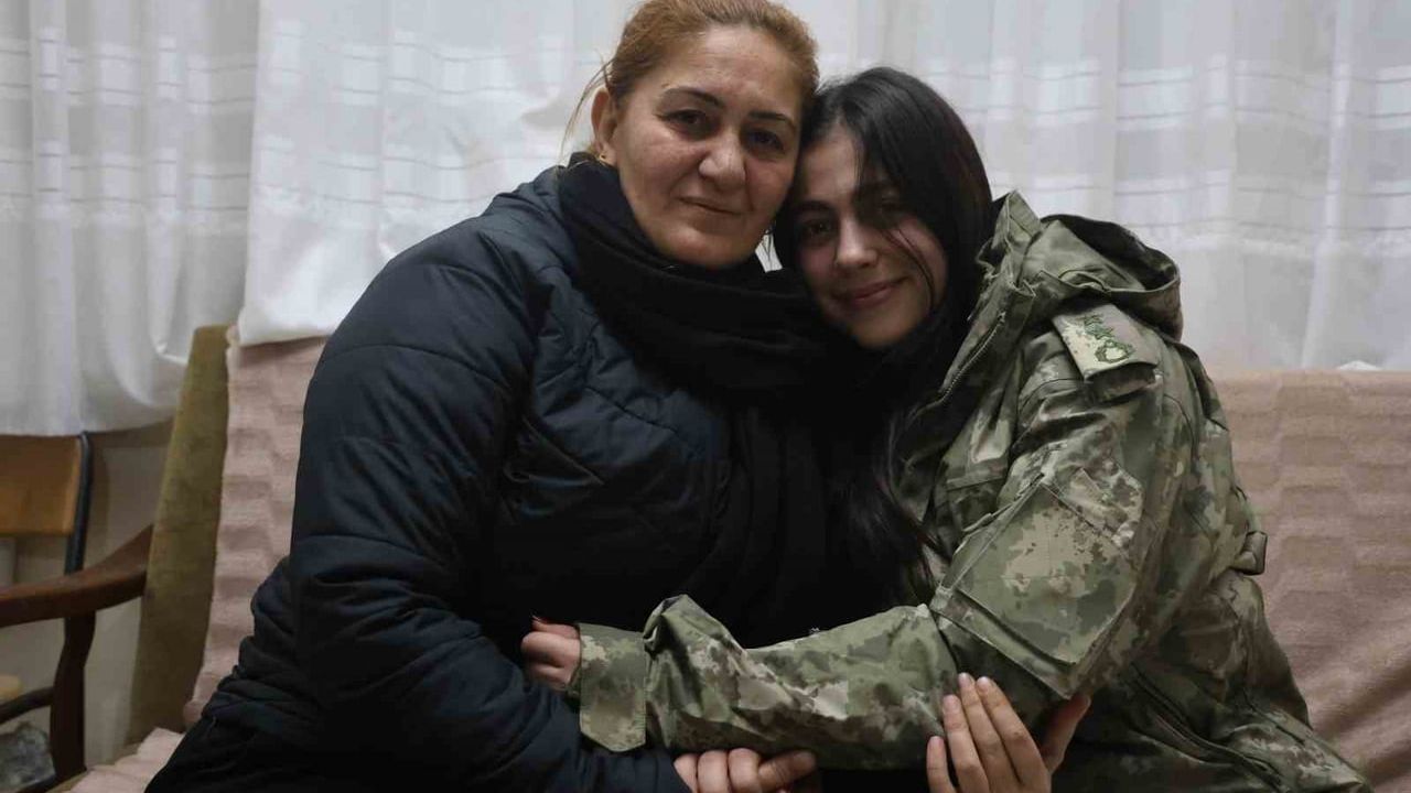 Depremzede Beliz, montunu veren emekli albayla gözyaşları içinde görüştü