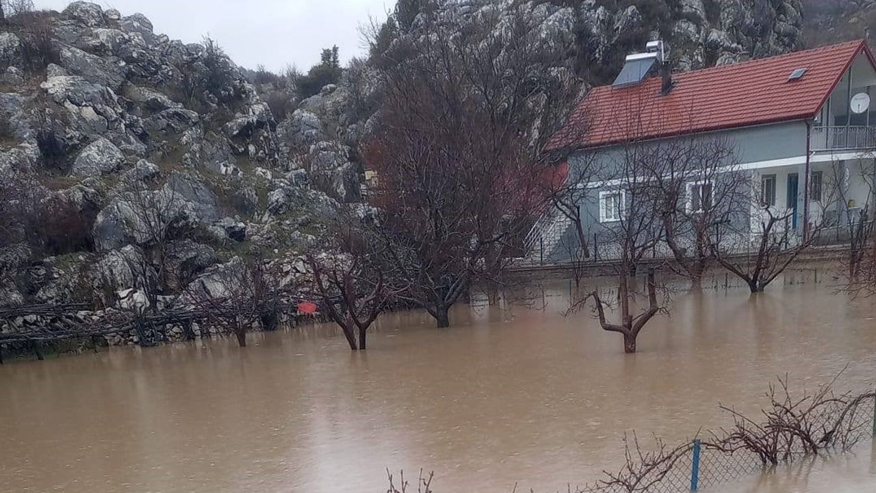 Derebucak'ta araziler taşkın sularıyla doldu