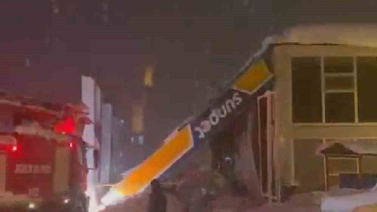 Derecik'te akaryakıt istasyonu çatısı çöktü: 7 yaralı