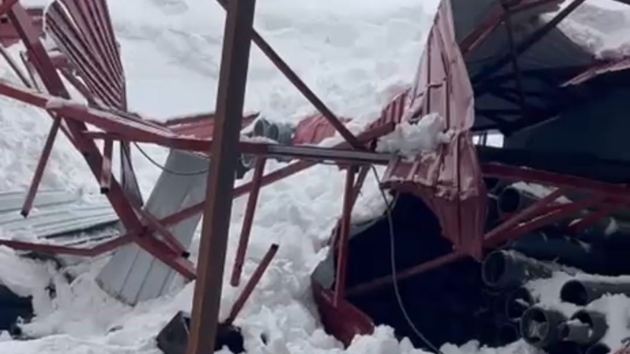 Derecik'te yoğun kar yükü ahır çatısını çöktürdü