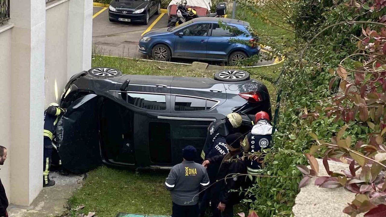 Derince'de geri manevra yapan otomobil istinat duvarından düştü: Anne ve kızı yaralandı