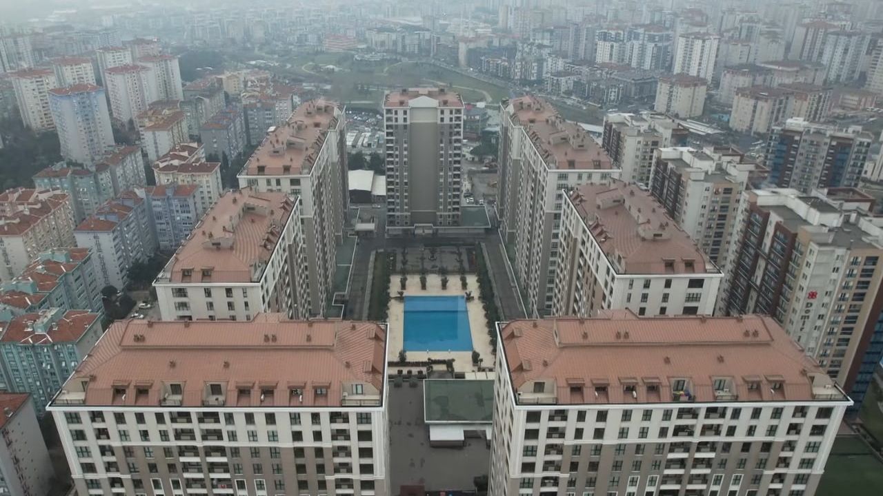 Derya Çayırgan'ın Beylikdüzü'ndeki havuzlu rezidansı havadan görüntülendi