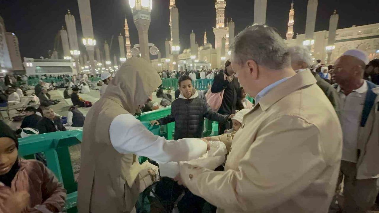 Destici, Mescid-i Nebevi avlusunda vatandaşlarla buluştu