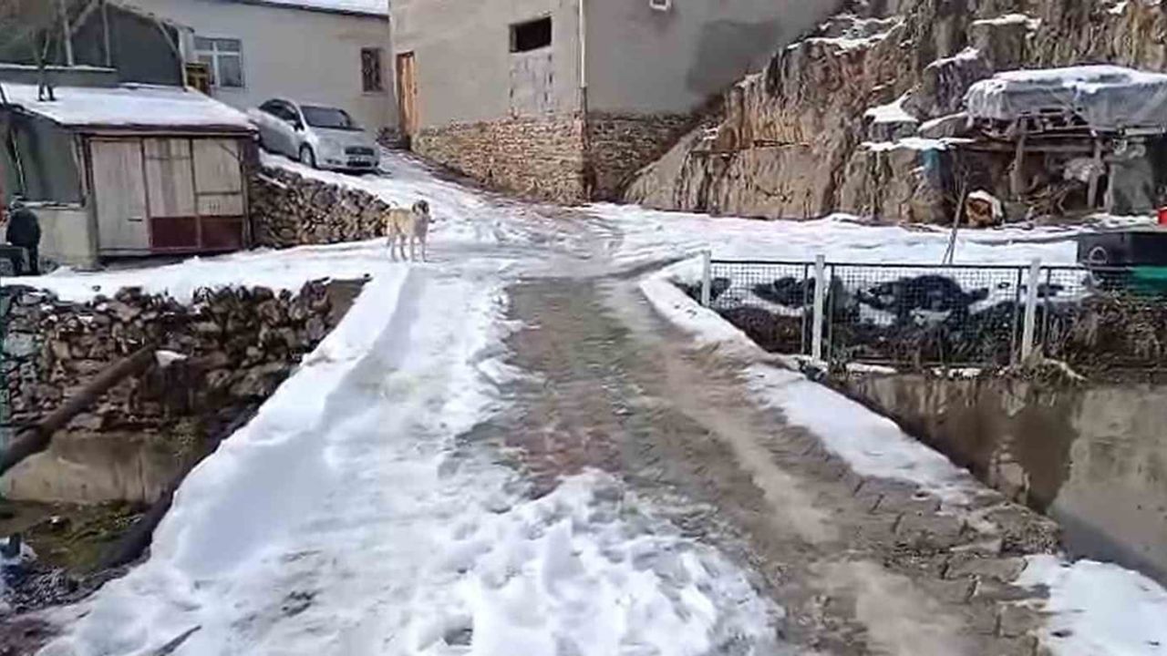 Develi Sarıkaya'daki korkuluksuz köprü mahalleliyi tedirgin ediyor