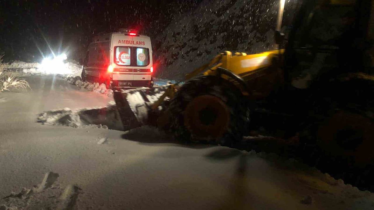 Dicle'de Kaymakamlık Koordinasyonunda Karla Mücadele Sürüyor