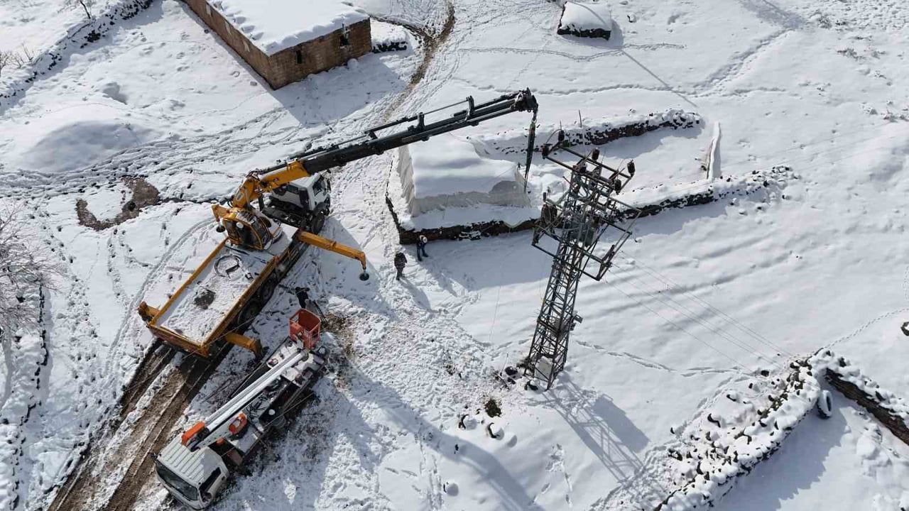 Dicle Elektrik ekipleri Diyarbakır'da zorlu kar koşullarında enerji akışını sürdürüyor