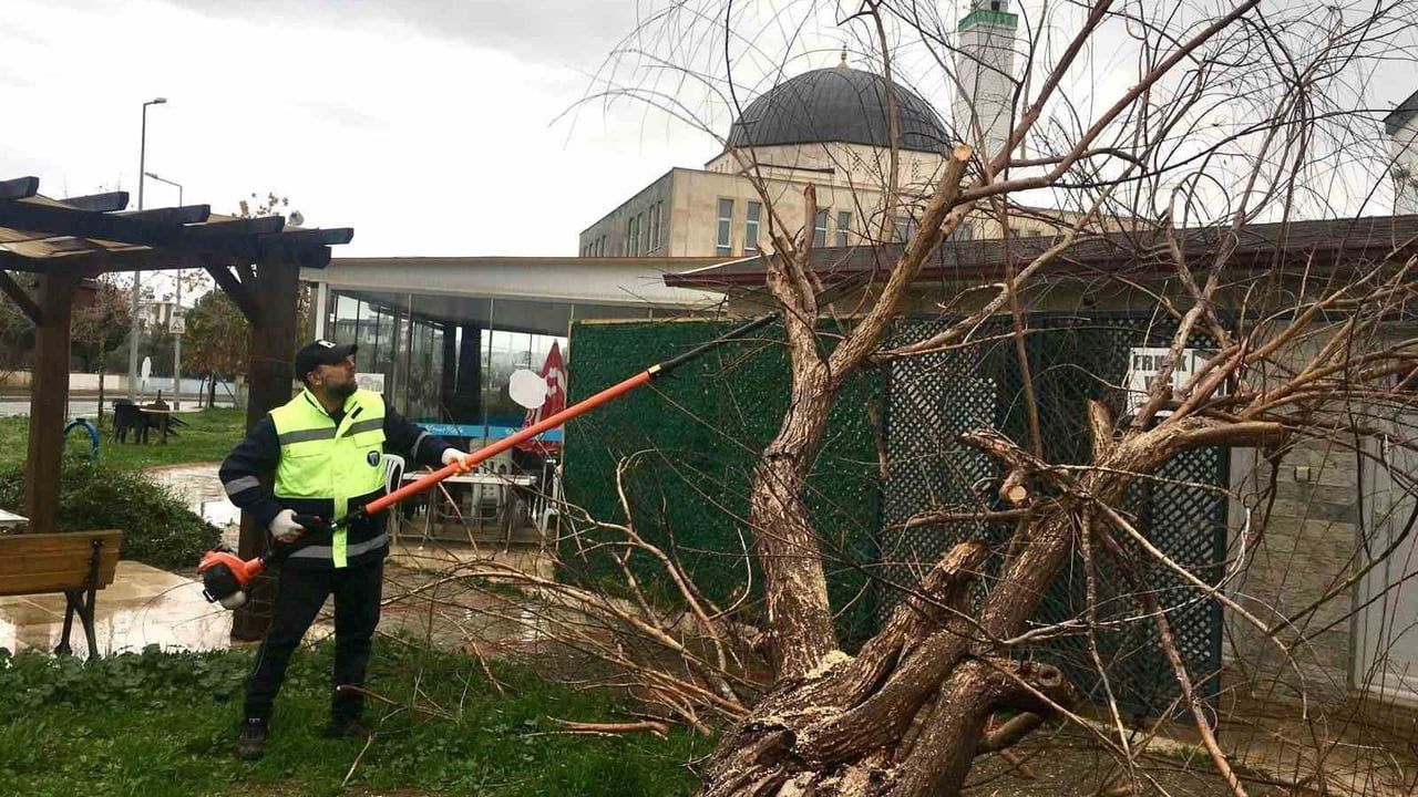 Didim Belediyesi sahada: Fırtına ve yağışa anında müdahale