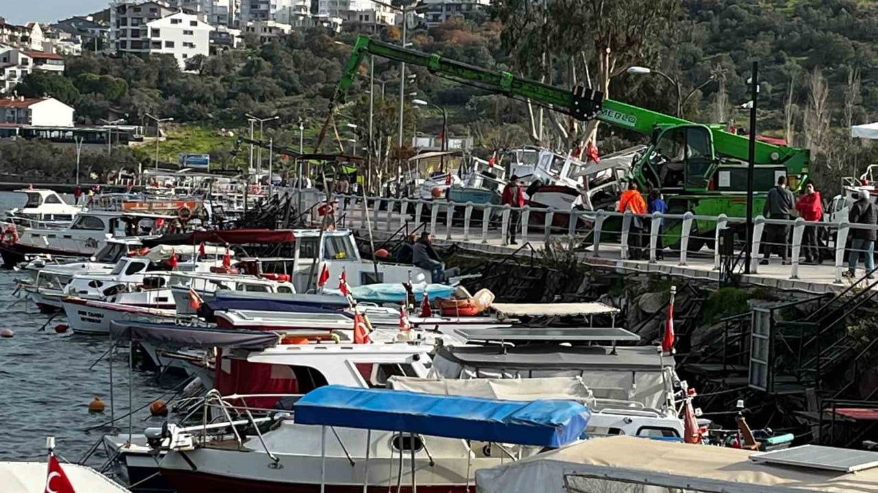 Dikili’de balıkçı tekneleri fırtına tehdidine karşı karaya alındı