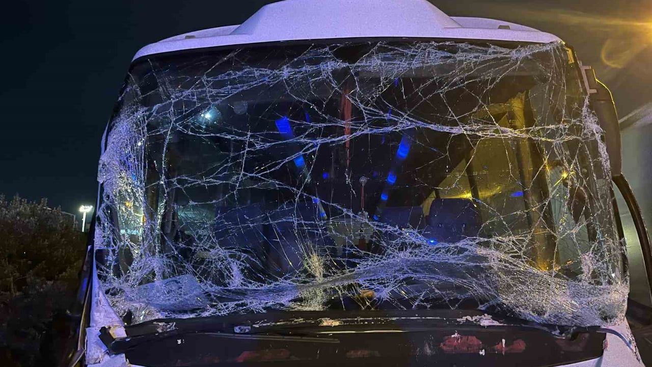 Dilovası'nda servis minibüsü tıra çarptı — 6 yaralı